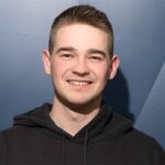 Porträt von Hauke Phillipp von Freischuetz vor einer bauen Wand